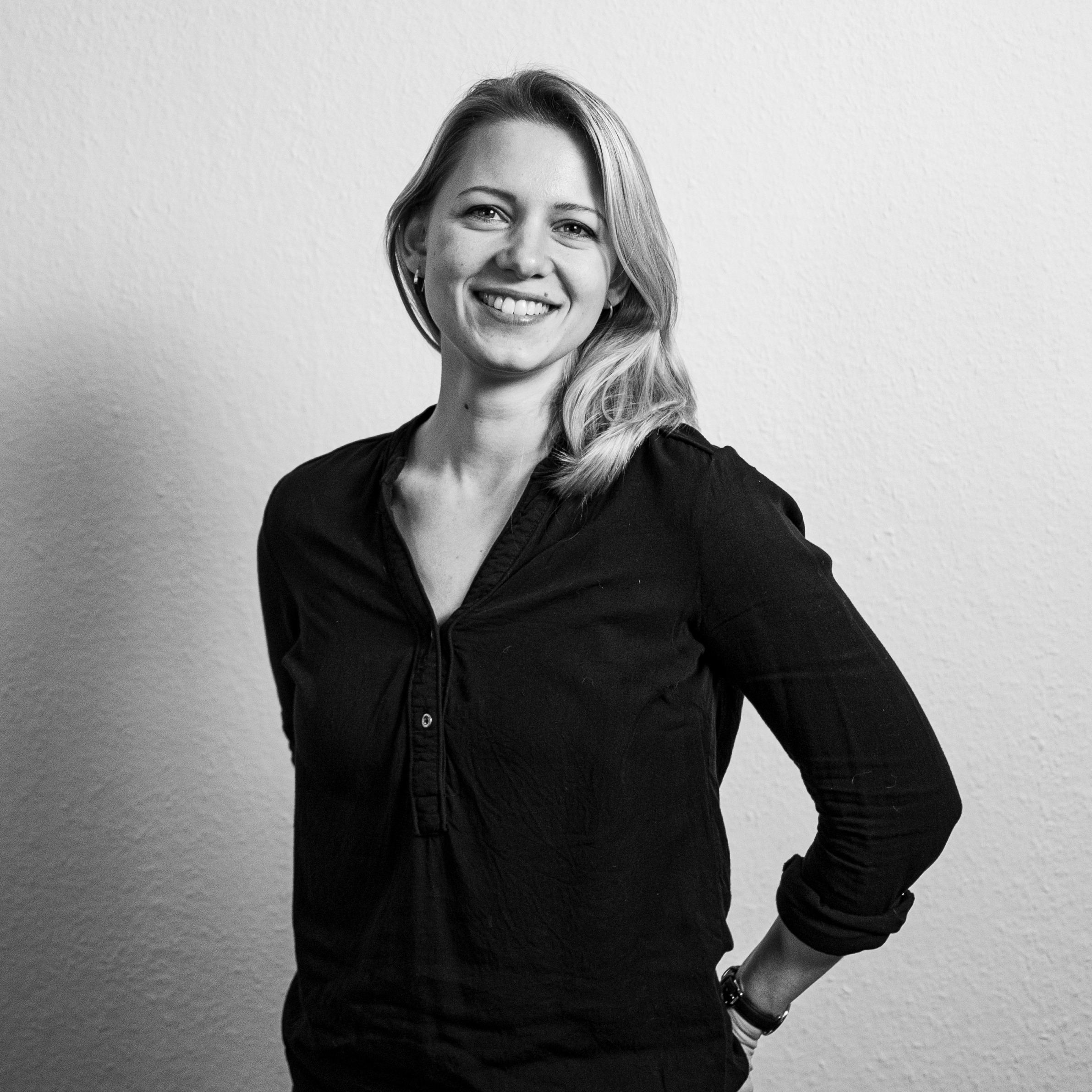 Maren Meheust Creative Strategist von We Are Social vor einer weißen Wand in einem schwarzen Shirt. Das Bild ist schwarz-weiß 