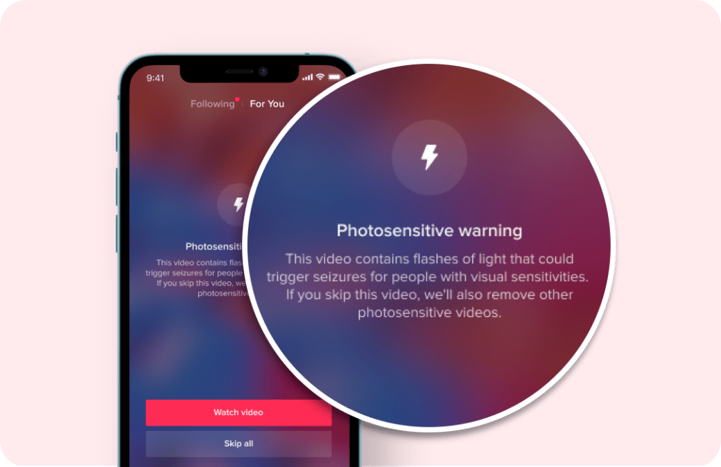 iPhone 10 con immagine ingrandita del messaggio di avviso di fotosensibilità di TikTok.