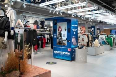 Luna, AI agent in Skechers store